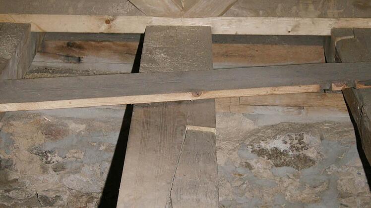 Dort, wo das Kirchendach auf den Balken lastet, war pure Zimmererkunst gefragt.