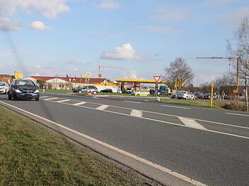 Bei der Ausfahrt Mainleus-West (Bild) soll ebenso eine Ampel errichtet werden wie an der Abzweigung nach Schwarzach. Foto: Julia Schilling