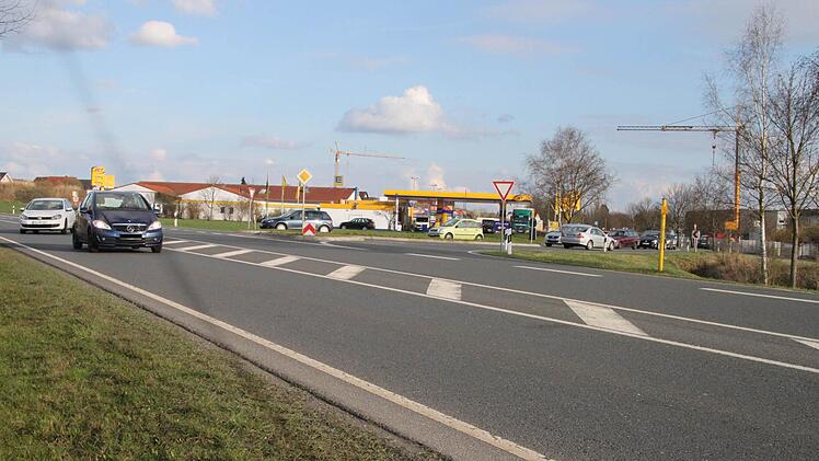 Bei der Ausfahrt Mainleus-West (Bild) soll ebenso eine Ampel errichtet werden wie an der Abzweigung nach Schwarzach. Foto: Julia Schilling