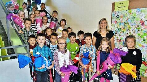 Ein neuer Lebensabschnitt: Für 47 Abc-Schützen aus der Gemeinde Altenkunstadt begann am Dienstag der "Ernst des Lebens". Von Lehrerin Heike Bezold werden die Schüler der Klasse 1a betreut. Foto: s: Bernd Kleinert