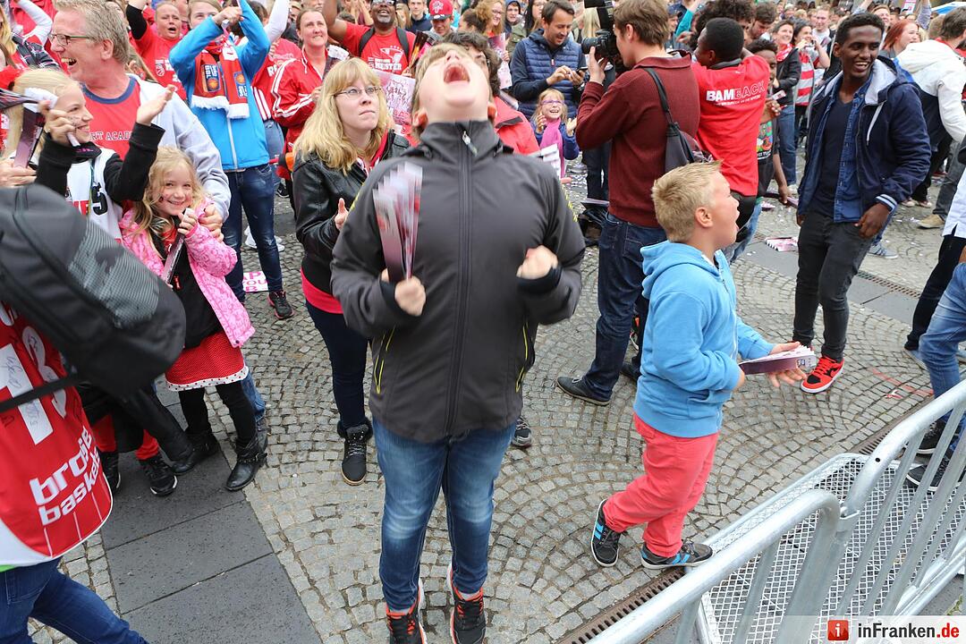 Fans des Spiela der Brose-Baskets am Maxplatz; Brose-Baskest sind Meister; Foto: Barbara Herbst