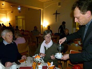 Weihbischof Herwig Gössl schenkte den Ehrenamtlichen Kaffee oder Tee ein und sagte ihnen damit danke für ihren Einsatz.  Fotos: Marion Krüger-Hundrup