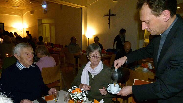 Weihbischof Herwig Gössl schenkte den Ehrenamtlichen Kaffee oder Tee ein und sagte ihnen damit danke für ihren Einsatz.  Fotos: Marion Krüger-Hundrup