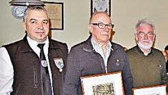 Vorsitzender Frank Voll und sein Stellvertreter Kurt Metz zeichneten verdiente Mitglieder aus. Foto: Sigismund von Dobschütz