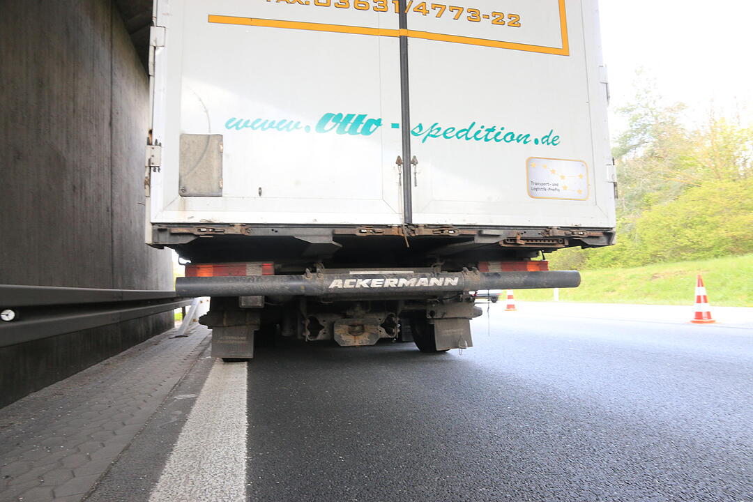 Lkw-Anhänger löst sich auf A73 bei Forchheim