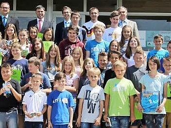 Am Eberner Gymnasium erhielten diese Schüler Preise: Herausragend waren Leon Schönecker, Felix Dümig, Lina Bogendörfer (vorn, von rechts) sowie Rose von Stackelberg (nicht im Bild). Über die Leistungen freuten sich Schulleiter Klauspeter Schmidt, Fachlehrer Tobias Mück sowie die Vertreter der Sponsoren, Julian Ehret (Flessa), Georg Reinwald (Sparkasse) und Matthias Batzner (Raiffeisen) (hinten, von rechts).  Foto: Bettina Knauth