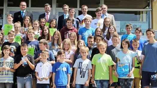 Am Eberner Gymnasium erhielten diese Schüler Preise: Herausragend waren Leon Schönecker, Felix Dümig, Lina Bogendörfer (vorn, von rechts) sowie Rose von Stackelberg (nicht im Bild). Über die Leistungen freuten sich Schulleiter Klauspeter Schmidt, Fachlehrer Tobias Mück sowie die Vertreter der Sponsoren, Julian Ehret (Flessa), Georg Reinwald (Sparkasse) und Matthias Batzner (Raiffeisen) (hinten, von rechts).  Foto: Bettina Knauth