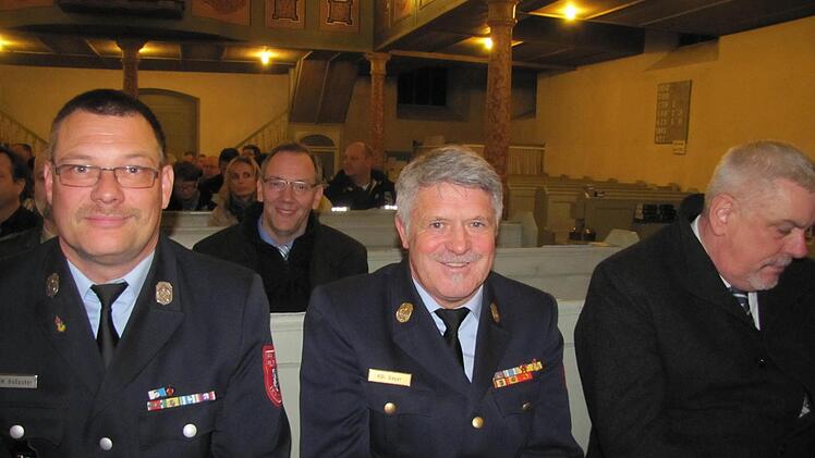 Beim Jahresgottesdienst der Notfallseelsorge. Kreisbrandmeister Christian Boßecker, Coburgs Dritter Bürgermeister Thomas Nowak, Kreisbrandinspektor Wolfgang Beyer und Oberbürgermeister Norbert Tessmer. Foto: Martin Koch