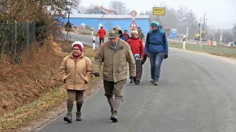 Wanderer unterwegs bei Hallerndorf  Foto: Mathias Erlwein