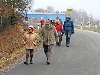 Wanderer unterwegs bei Hallerndorf  Foto: Mathias Erlwein