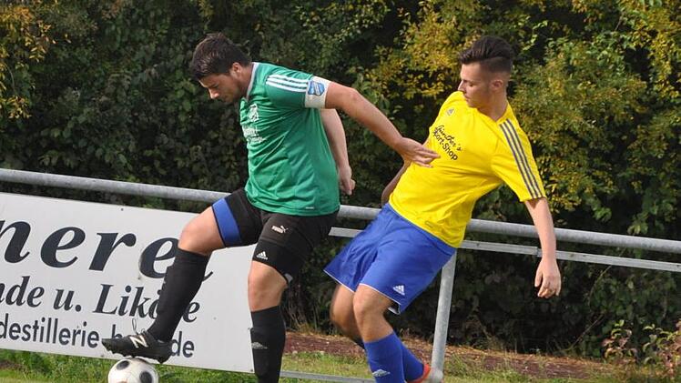 Pretzfelds Torjäger Raphael Porzelt hält sich FC-Verteidiger Niko Gebhardt vom Leib