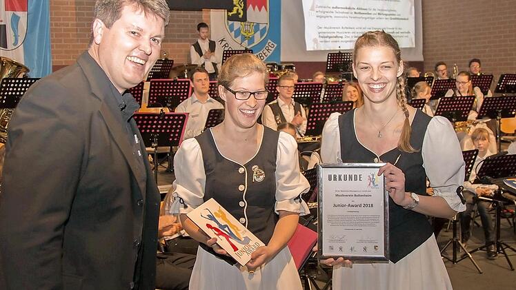 Für den Musikverein Buttenheim nahmen die Jugendleiterinnen Kristina Sawinsky und Sophie Friedemann den Junior-Award 2018 aus der Hand von Klaus Bank von der Bläserjugend des Kreisverbandes Bamberg entgegen. Foto: privat