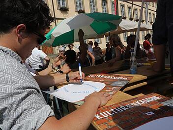Andreas Klenk vom "Kontakt"-Team und weitere Kulturschaffende  machten sich zuletzt vor dem Rathaus in Bamberg für das soziokulturelle Zentrum  auf dem Lagarde-Gelände im Osten der Stadt stark.  Auf Plakaten beschrieben sie ihre Vorstellungen eines solchen Quartiers. Foto: Barbara Herbst