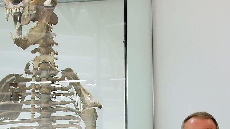 Carsten Ritzau neben einem Dinosaurier-Skelett Foto: Svenja Sollmann