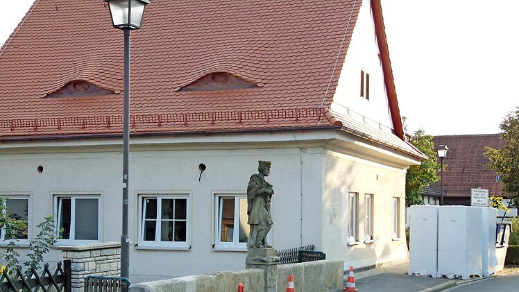 Dass im Kleinsendelbacher Rathaus gearbeitet wird, sieht man am Baumaterial, das vor dem Gebäude lagert. Im Inneren werden unter anderem Elektroarbeiten ausgeführt. Foto: Petra Malbrich