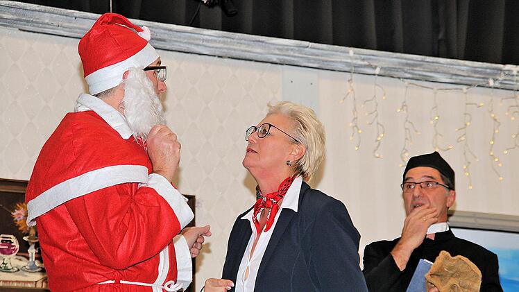 Nikolaus August von der Rentner-WG wird von der Sparkassenchefin und vom  Pfarrer ganz zu Unrecht verdächtigt, einen Bankraub begangen zu haben.  Foto: Dieter Britz