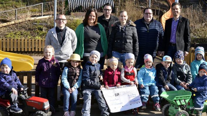Freude bei den Mädchen und Jungen sowie Betreuerinnen der Kinder-Oase Machtilshausen: Sie erhielten aus den Händen Florian Arand (hinten, rechts), Sven Hochwimmer (daneben) und Alexander Rohner (hinten, 3. v. l.) vom AMSC Hammelburg einen Scheck überreicht. Fotos: AMSC Hammelburg/Karlheinz Franz