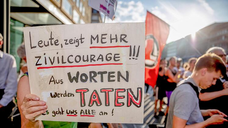 Zivilcourage ist ein wichtiger Bestandteil einer demokratischen Gesellschaft. Hier wird diese bei einer Kundgebung auf einem Plakat eingefordert. Foto: Archiv/Christoph Soeder, dpa