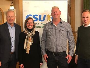 Oliver Fell (3.v.l.) geht als  Oberleichtersbacher Bürgermeisterkandidat für die CSU ins Rennen (von links): Detlef Heim (Bundeswahlkreisgeschäftsführer CSU Bad Kissingen), Michaela Fuß (1. Ortsvorsitzende), Oliver Fell und Michael Henn (2. Ortsvorsitzender). Foto: Wolfgang Saam