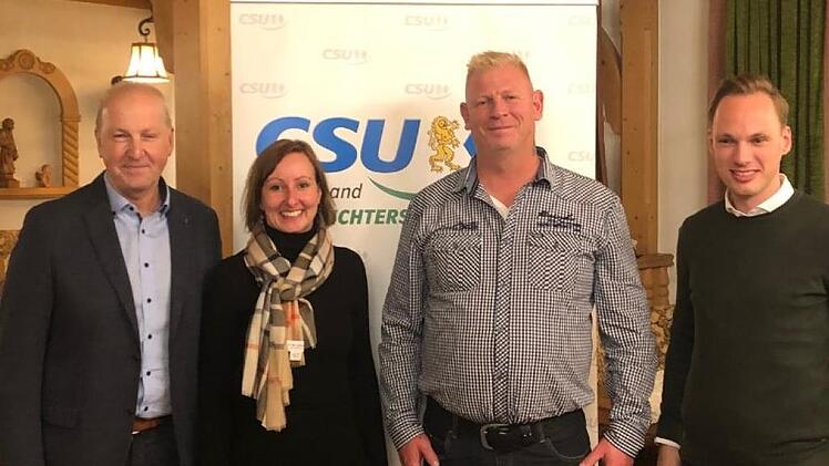 Oliver Fell (3.v.l.) geht als  Oberleichtersbacher Bürgermeisterkandidat für die CSU ins Rennen (von links): Detlef Heim (Bundeswahlkreisgeschäftsführer CSU Bad Kissingen), Michaela Fuß (1. Ortsvorsitzende), Oliver Fell und Michael Henn (2. Ortsvorsitzender). Foto: Wolfgang Saam