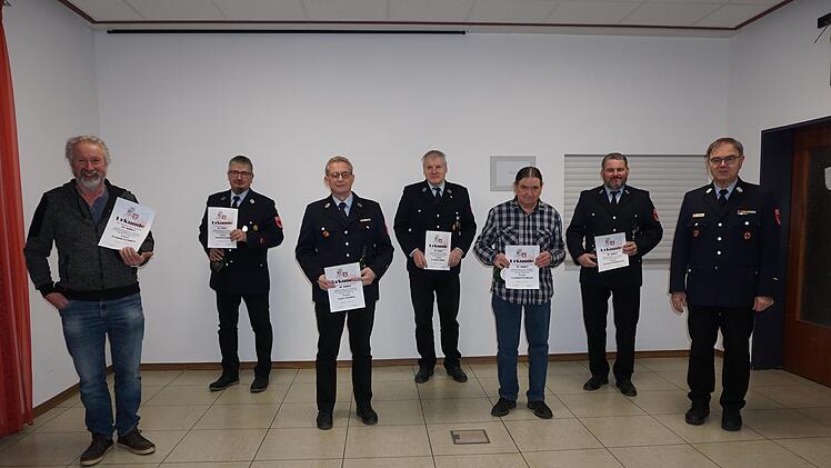 Ehrungen für 50, 45, 40, 35 und 30 Jahre bei der Feuerwehr Wildflecken: (von links) Roland Fröhlich, Michael Frank, Harry Schäfer, Roland Müller, Gerhard Weikard, Jochen Gundelach und Kommandant Georg Helfrich. Foto: Marion Eckert