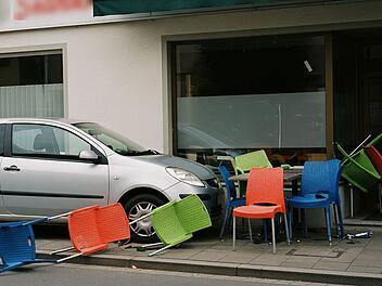 Autofahrer fährt in Außenbestuhlung von Oberpfälzer Imbiss