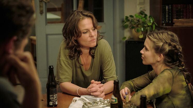 Sara (Maria Simon) hat ihre Tochter (Anna-Lena Schwing) lange nicht gesehen, sie ist bei ihrem Großvater - Saras Vater - aufgewachsen.