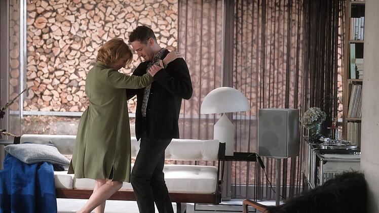 Die tanzverr&uuml;ckte Henriette (Corinna Harfouch) bringt dem eher bewegungssteifen Philipp (Louis Nitsche) ein paar Schritte bei.