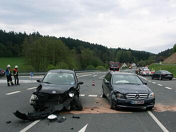 Bei dem Unfall an der Abzweigung nach Grafendobrach wurden drei Frauen verletzt, eine davon schwer. Der Schaden an den beiden Fahrzeugen beträgt rund 23 000 Euro. Foto: Christian Holhut