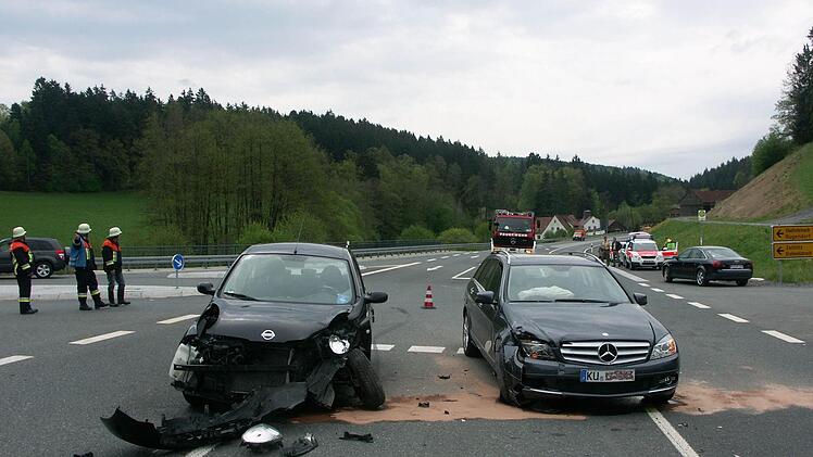 Bei dem Unfall an der Abzweigung nach Grafendobrach wurden drei Frauen verletzt, eine davon schwer. Der Schaden an den beiden Fahrzeugen beträgt rund 23 000 Euro. Foto: Christian Holhut