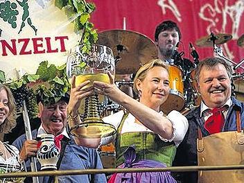 Auf dem Oktoberfest: Sommeracher Winzergruppe begleitet Weinwirt