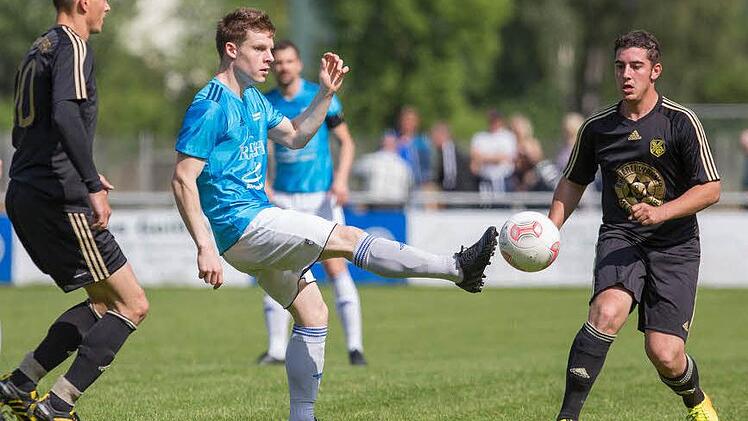 Der Redwitzer Markus Mex wird von zwei Merkendorfern bedrängt, kann den Ball aber weiterspielen. Foto:_ Uwe Gick