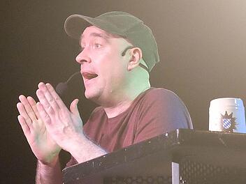 Kabarettist Günther Butzko aus Gelsenkirchen gab entwaffnende Einblicke in die Hintergründe von Gesellschaft und Politik. Foto: Gerd Schaar