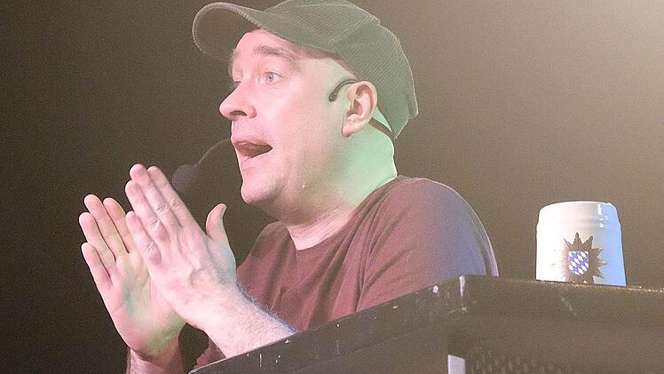 Kabarettist Günther Butzko aus Gelsenkirchen gab entwaffnende Einblicke in die Hintergründe von Gesellschaft und Politik. Foto: Gerd Schaar