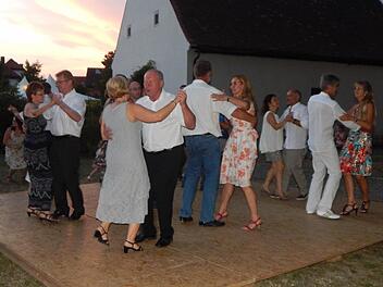 Als die Sonne unterging, füllte sich die Tanzfläche. Foto: Mona Lisa Eigenfeld