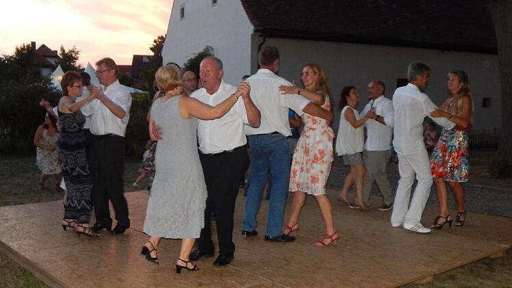 Als die Sonne unterging, füllte sich die Tanzfläche. Foto: Mona Lisa Eigenfeld