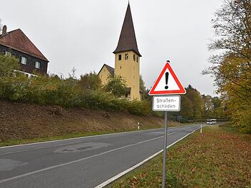 Am Dienstag geht es mit den Vorbereitungen los: Das letzte Stück der Staatsstraße 2202, das von Tambach nach Altenhof führt, soll bis zum September 2016 komplett neu gebaut werden.Foto: Gabi Arnold