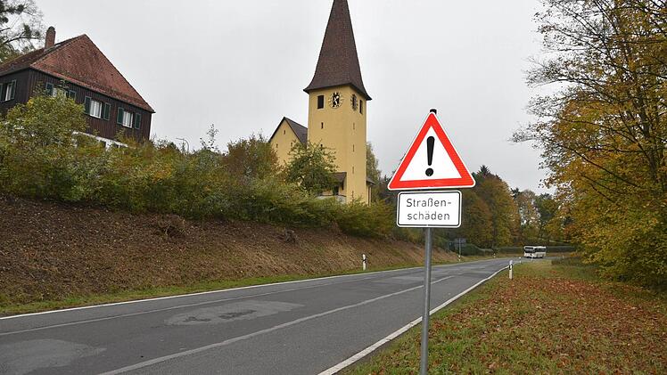 Am Dienstag geht es mit den Vorbereitungen los: Das letzte Stück der Staatsstraße 2202, das von Tambach nach Altenhof führt, soll bis zum September 2016 komplett neu gebaut werden.Foto: Gabi Arnold
