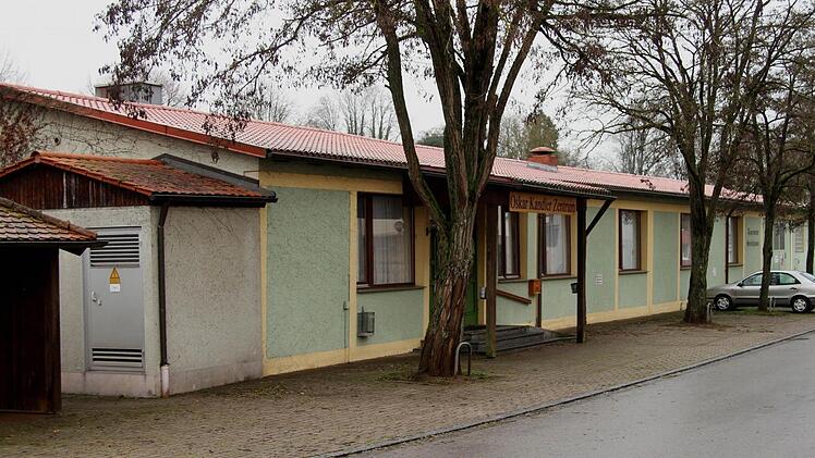 Das "Oskar-Kandler-Zentrum" in Kirchlauter soll nach dem Willen des Gemeinderates umfassend saniert und wenn möglich mit einem neuen Dach versehen werden. Foto: Günther Geiling