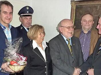 Viel Anerkennung für den ehemaligen Kreisheimatpfleger Roland Graf aus Dörfles (von links): Kreisheimatpfleger Robert Wachter, FFW-Vorsitzender Franz-Josef Neumann, Ehefrau Sigrid, Jubilar Roland Graf, Bernd Graf (Kreisheimatpflegeleitung) sowie Landrat Oswald Marr Foto: Gerd Fleischmann