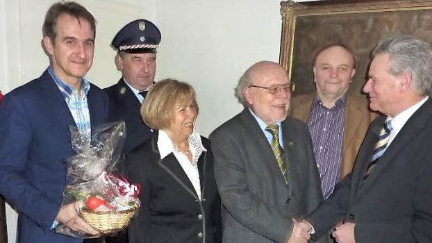 Viel Anerkennung für den ehemaligen Kreisheimatpfleger Roland Graf aus Dörfles (von links): Kreisheimatpfleger Robert Wachter, FFW-Vorsitzender Franz-Josef Neumann, Ehefrau Sigrid, Jubilar Roland Graf, Bernd Graf (Kreisheimatpflegeleitung) sowie Landrat Oswald Marr Foto: Gerd Fleischmann