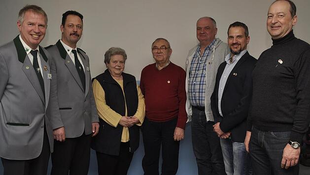 Der Sch&uuml;tzenverein Edelwei&szlig; Reiterswiesen ehrte (von links) Johannes Piekarski, Andreas Schmitt, Lilo Kiesel, Ewald Kos, Martin Pfeuffer, Christian Wolf und Andreas Ke&szlig;ler.  Foto: Peter Klopf