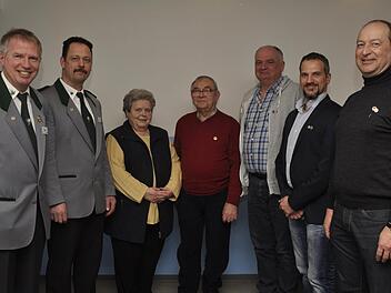Der Schützenverein Edelweiß Reiterswiesen ehrte (von links) Johannes Piekarski, Andreas Schmitt, Lilo Kiesel, Ewald Kos, Martin Pfeuffer, Christian Wolf und Andreas Keßler.  Foto: Peter Klopf