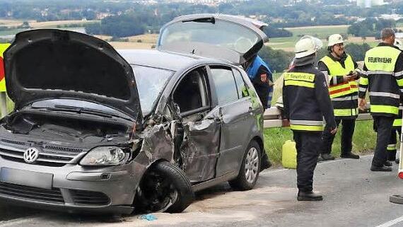 Der Lkw-Anhänger hat in einer steilen Kurve diesen Pkw beschädigt. Eine Person ist verletzt. Foto: Michael Stelzner