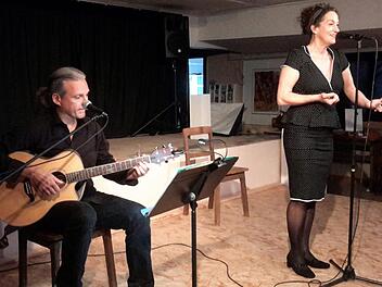 Mir ihrem aktuellen Kabarett-Programm "Paradies. Und das" gastierte Birgit Süß in der Bad Brückenauer Galerie "Form + Farbe". Musikalisch begleitet wurde die vielseitige Künstlerin bei ihrem rund zweistündigen Auftritt vor ausverkauftem Haus von Chris Adam.  Foto: Rolf Pralle