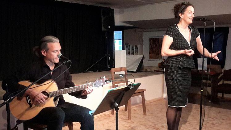 Mir ihrem aktuellen Kabarett-Programm "Paradies. Und das" gastierte Birgit Süß in der Bad Brückenauer Galerie "Form + Farbe". Musikalisch begleitet wurde die vielseitige Künstlerin bei ihrem rund zweistündigen Auftritt vor ausverkauftem Haus von Chris Adam.  Foto: Rolf Pralle