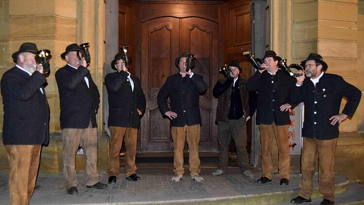 Vor der Basilika blies die Fürst-Pless-Horn Bläsergruppe aus BadStaffelstein traditionelle Jagdsignale.Andreas Welz