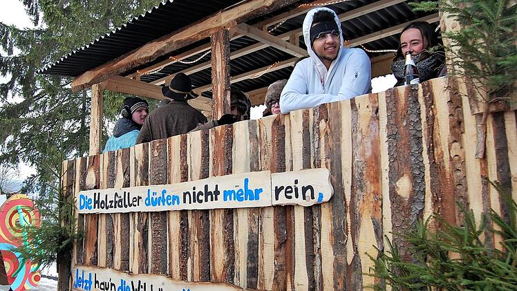 Faschingsumzug am Rosenmontag in Stangenroth. Foto: Sigismund von Dobschütz