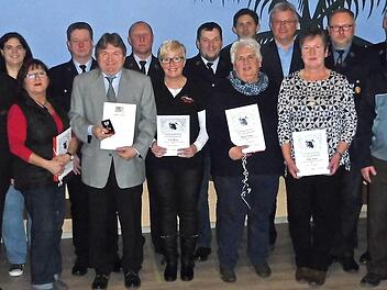 Diese Mitglieder halten dem Feuerwehrverein Reuth seit vielen Jahren die Treue, wofür sie Dankurkunden mit einem Präsent erhielten. Mit auf dem Bild sind Vorsitzende Tanja Renner (Sechste von links) und ihr Stellvertreter Jürgen Harthan (Achter von links) sowie etliche Funktionäre. Foto: Dieter Wolf