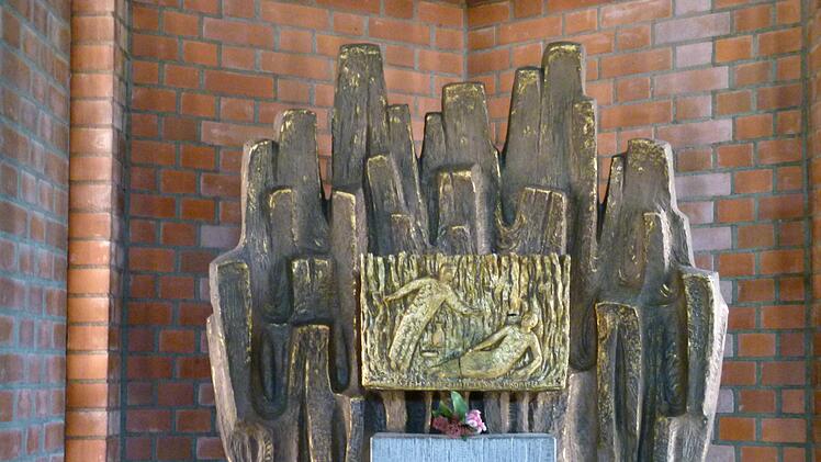 Die bildhauerische Ausgestaltung   übernahm Hermann Leitherer.             Foto: Marion Krüger-Hundrup
